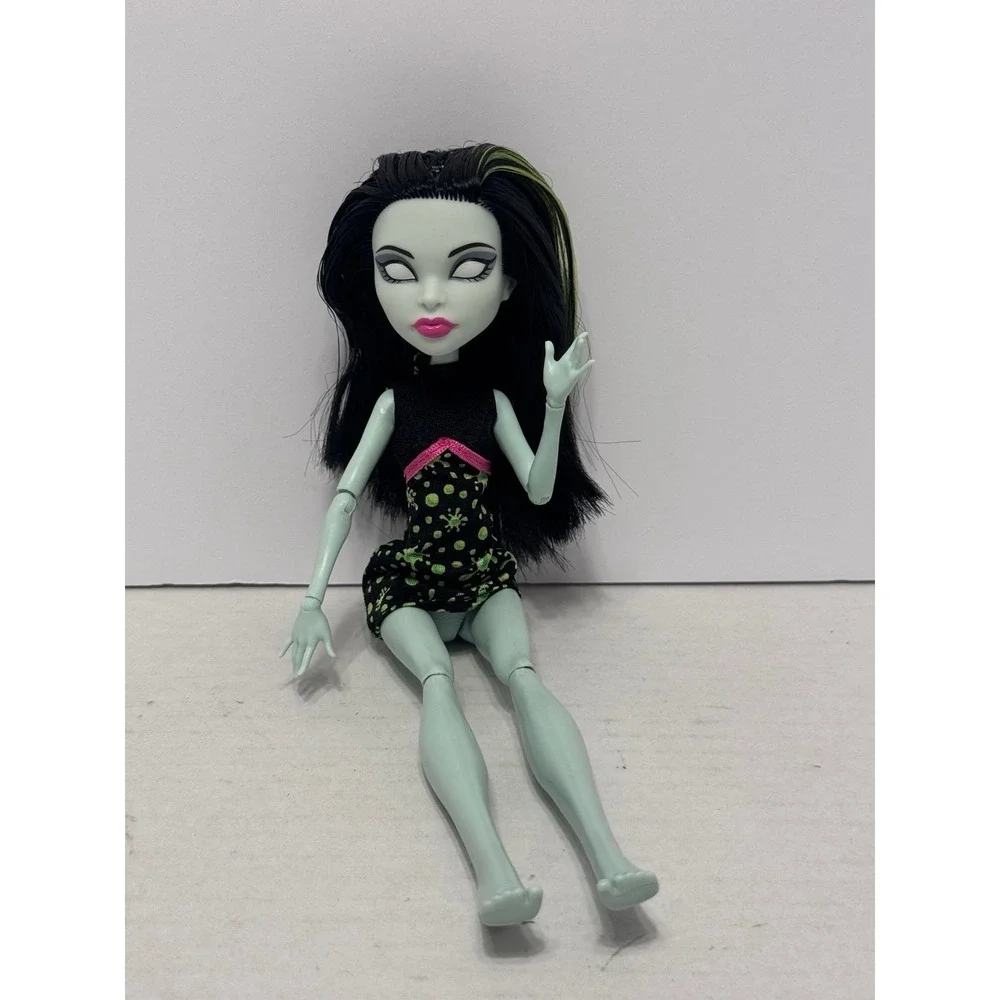 Monster High Ghoul Fair Scarah Screams Doll fashion doll toy with dress